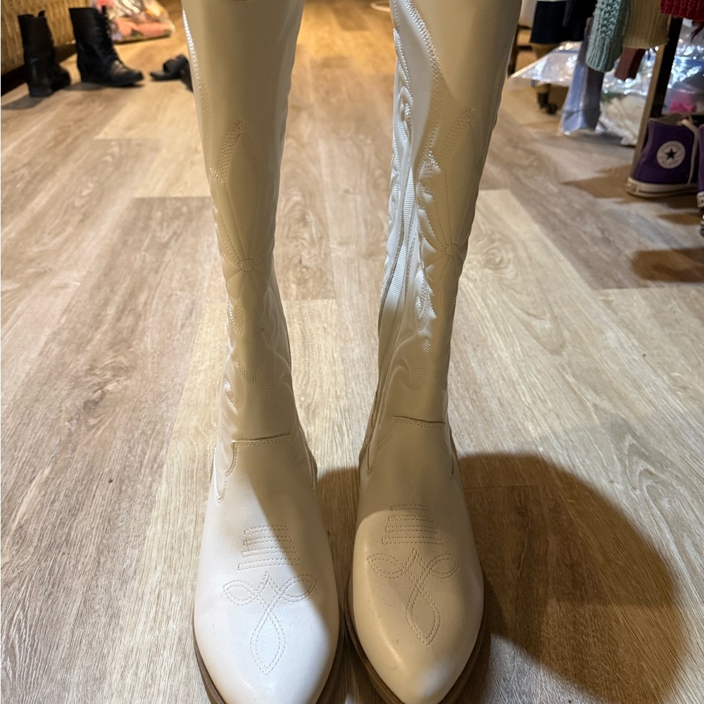 Brand new White Embroidered Women's cowgirl Boots